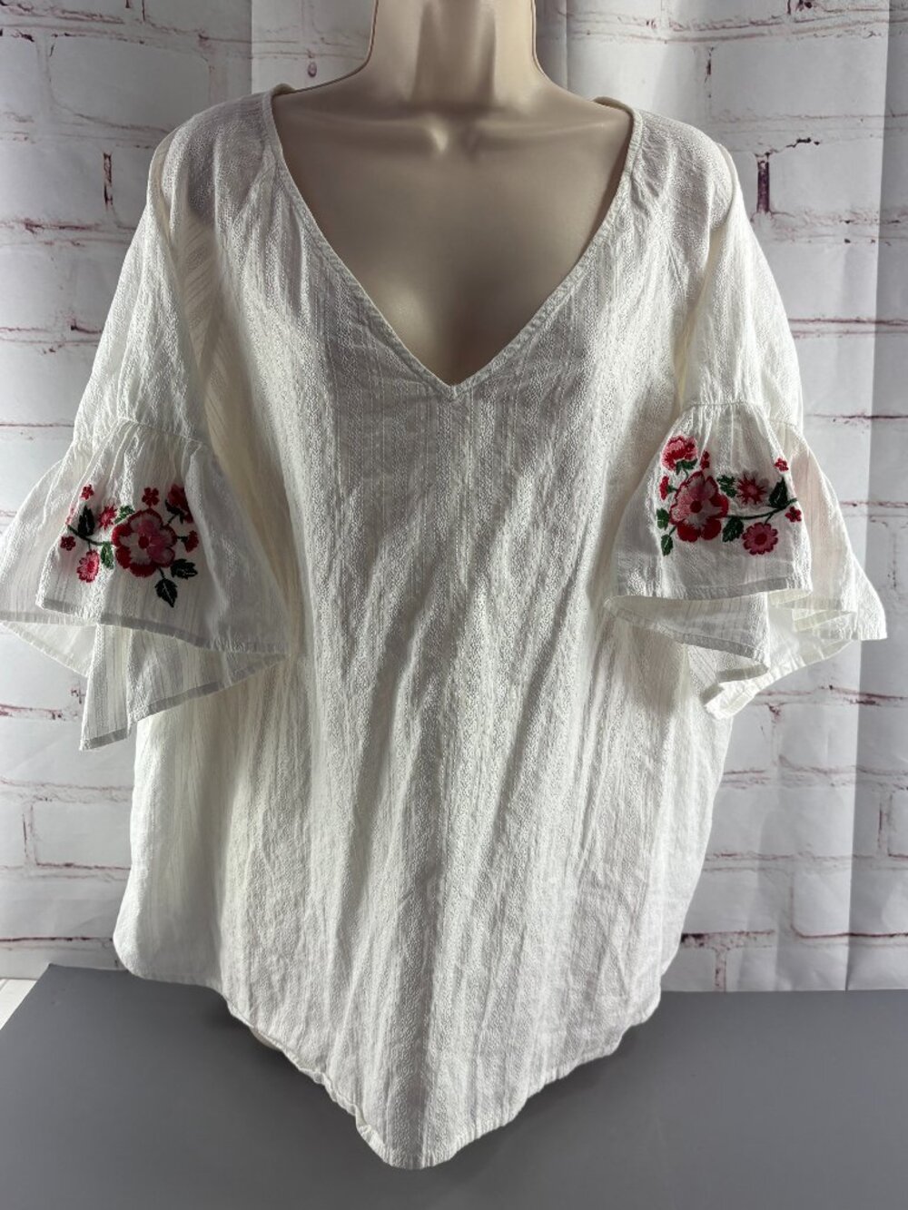 Ava & Viv White / Red Floral Embroidery on Flared Bell Sleeves Women's Plus 3X